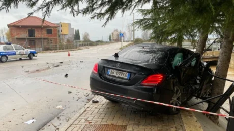 Aksident i rëndë në vend! Dy makina bëhen copash, raportohet se 3 persona…