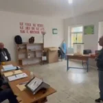 Dy orë pa asnjë votues në Dukat, edhe ai që erdhi, harroi kartën e identitetit: Nuk kam fuqi të vij … (Video)