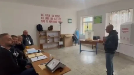 Dy orë pa asnjë votues në Dukat, edhe ai që erdhi, harroi kartën e identitetit: Nuk kam fuqi të vij … (Video)
