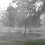 Moti i keq godet shtetin fqinj, meteorologët japin alarmin për 40 orë me stuhi dhe përmbytje në të gjithë vendin