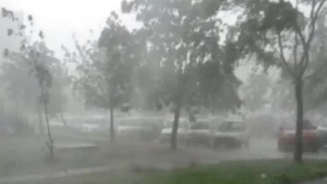 Moti i keq godet shtetin fqinj, meteorologët japin alarmin për 40 orë me stuhi dhe përmbytje në të gjithë vendin