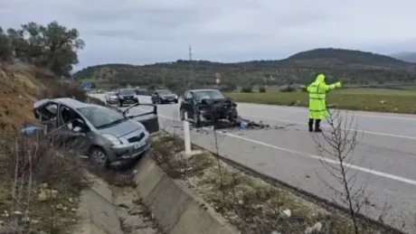 Aksident i rëndë në vend! Dy makina bëhen copash, një vajzë raportohet të…