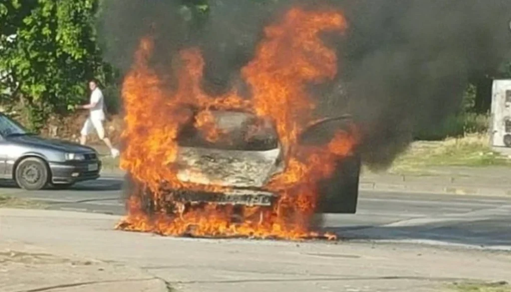 Incident i rëndë në vend! Dy makina shpërthejnë në fIakë, njëra bëhet shkrumb e hi.