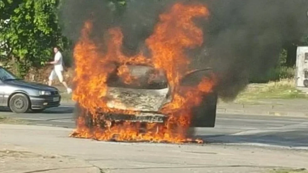 Incident i rëndë në vend! Dy makina shpërthejnë në fIakë, njëra bëhet shkrumb e hi.