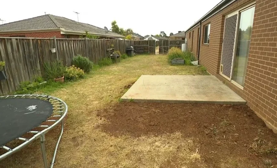 E TMERRSHME! Eshtrat e një foshnje shqiptare gjenden të groposura në oborrin e një shtëpie