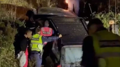 LAJM I FUNDIT/ Aksident i rende në vend, makina përfundon në kanal, disa të plagosur
