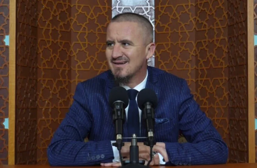 Një nga Imamet më të komentuar në rrjet, do habiteni sa fëmijë paska hoxhë Ahmed Kalaja!