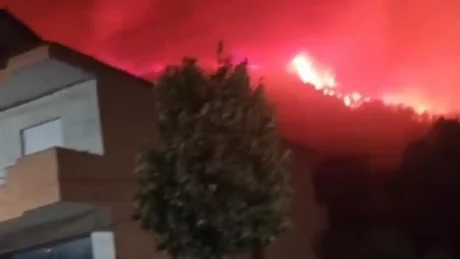 Zjarri i afrohet puseve të naftës dhe spitalit në Delvinë, banorët të alarmuar: Po dalim me mbathje rrugëve