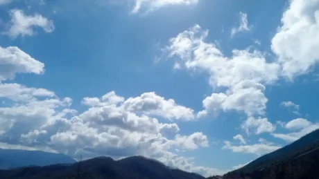 Temperatura të larta, por rikthehen reshjet e shiu! Ja sa do të shënojë termometri ditën e sotme