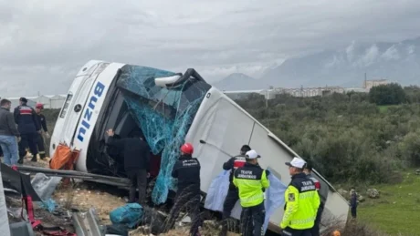 “Pasagjerët fluturuan nga dritarja”, aksident tragjik, humbin jetën 9 persona e plagosen 26 të tjerë