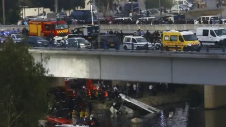 Tragjike/ Autobusi rrëshqet nga ura dhe bie në lumë, aksidenti i rëndë shënon 18 viktima