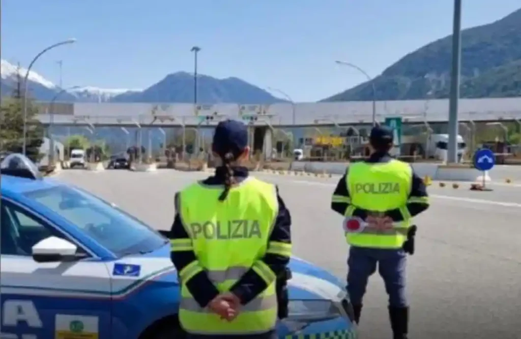 Babai harron pas dy vajzat e tij të mitura në një pikë pushimi në Itali