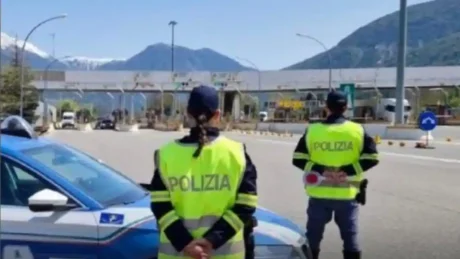Babai harron pas dy vajzat e tij të mitura në një pikë pushimi në Itali