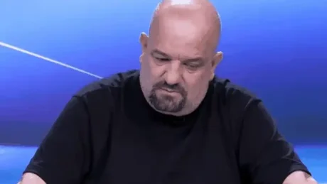 Incident gjatë spektaklit, Ilir Vrenozi rrëzohet në skenën e BBVIP