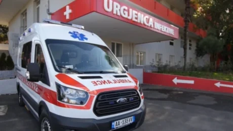 Aksident tronditës në vend! Makina përplaset me murin, humb jetën një person