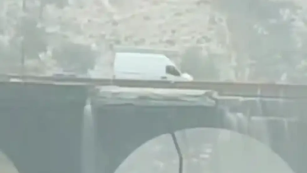 P*nik për shoferët në Siçili, ura fillon të shembet teksa automjetet kalonin mbi të (Video)