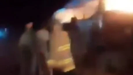 Tragjedi, autobusi plot me emigrantë përplaset me kamionin dhe shpërthen në flakë, vd*sin 71 persona (VIDEO)
