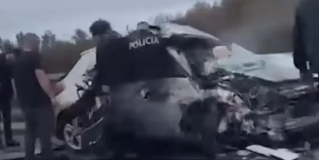 Aksident fatal në Durrës, makina tërësisht e shkatërruar – dyshohet për një vikt*më