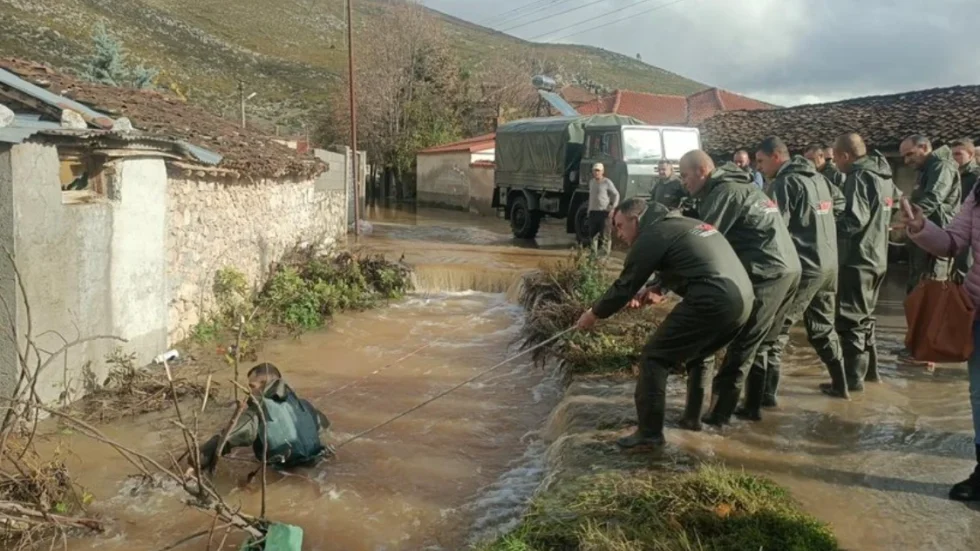 Rëndohet situata në vend! Fshati nën ujë nga përmbytjet, një grua e zhdukur prej 12 orësh