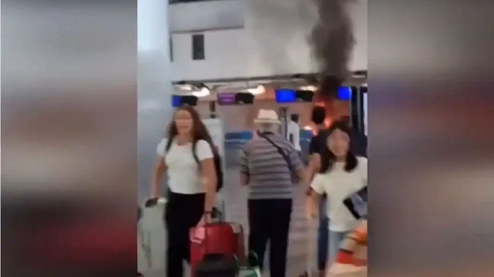 Momente paniku dhe kaosi në aeroportin e Milanos, një person i vë zjarrin koshit të mbeturinave! Momenti kur pasagjerët largohen me vrap