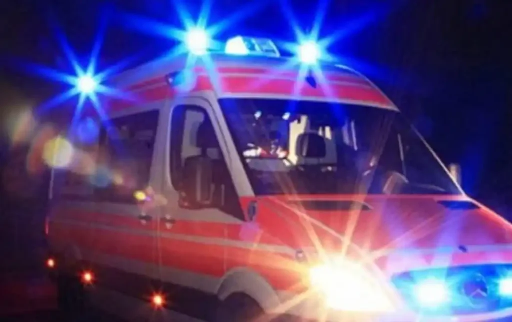 Makina përplaset me murin, dy të plagosur