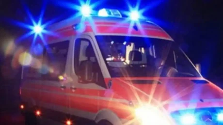 Makina përplaset me murin, dy të plagosur