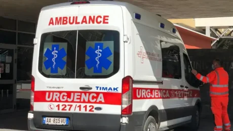 Shoferi i dehur përplasi makinën me një pemë, humb jetën pasagjeri 21-vjeçar! Arrestohet i riu…