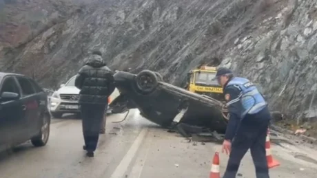 Aksident fatal në vend! Tentoi të shmangte dherat në rrugë makina kthehet përmbys, dy persona…