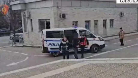 E TURPSHME! 12 vjecarja në vend abuzohet s*ksuaIisht nga njerku i saj, më parë ai i kishte vr*rë…