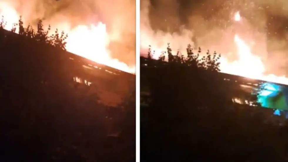 Zjarr i madh në qendër të Peshkopisë, digjet kati i nje pallati, evakuohen banorët