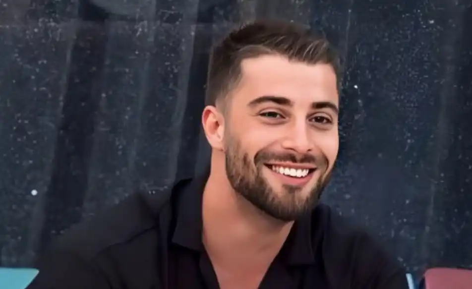 Meritoni ngacmon LIVE gazetaren ne studio: Po kjo karamelja kush është?