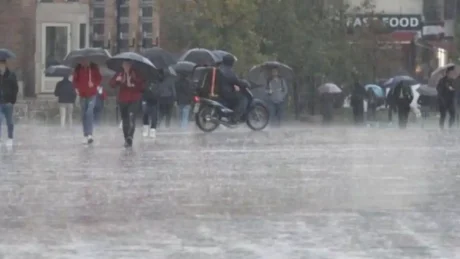 Të mërkurën rikthehen reshjet, shtatori me temperatura deri në 35 gradë/ Çfarë paralajmëron meteorologia