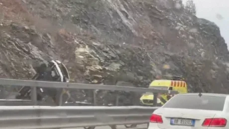 Sërish aksident në vend! Makina bëhen copash, dy gra raportohet të kenë…