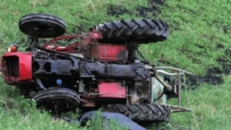 E tmerrshme në vend! Po punonte tokën, të riun e zë poshtë freza, gjen vd*kjen e menjëhershme