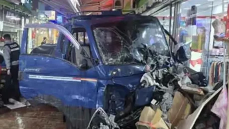 Aksident tronditës!  Kamionçina futet në treg, dy persona humbin jeten dhe 18 të plagosur