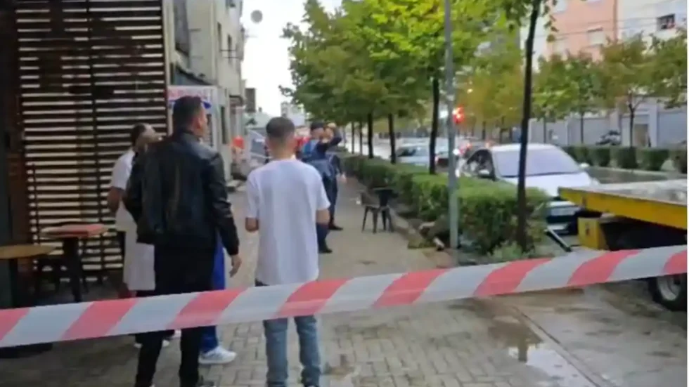 E rëndë në Durrës, shtylla e dëmtuar në rrugë i merr jetën një personi