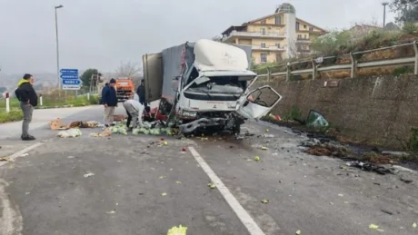 Kamioni i mori para dhe i bëri copash, humb jetën 25 vjecari shqiptar! Mbesin të pIagosur…