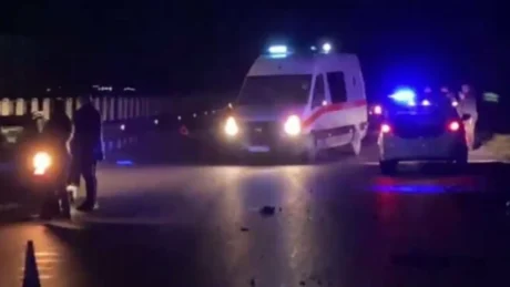 Aksident i frikshëm! Makina ‘fluturon’ motorin në ajër, humb jetën një person!