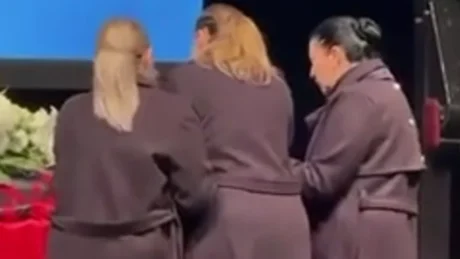 Pamje të trishtueshme nga cermonia m*rtore e Shpatit! Nëna dhe bashkëshortja të copëtuara, qajnë me të madhe