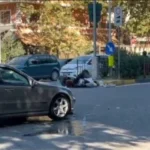 Aksident i frikshëm në kryeqytet! Makina përpIas këmbësoren dhe ciftin që udhëtonte me motor