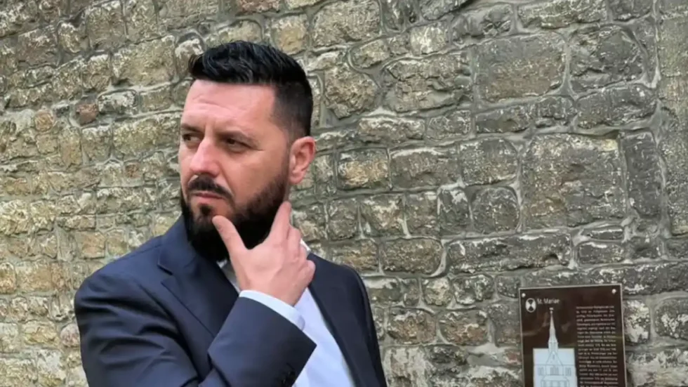 Miri trazon rrjetin, “mohon” gruan e tij dhe i shprehet banores: “Uroj që vajza ime të…”