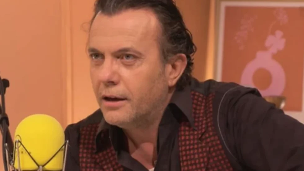 Pamjet që po thyejnë rrjetin! Ja momenti kur Laert Vasili puth ‘me forcë’ në buzë konkurenten e Përputhen (Video)