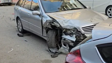 Aksident zinxhir në mes të qytetit! 5 makina bëhen copash, disa persona…