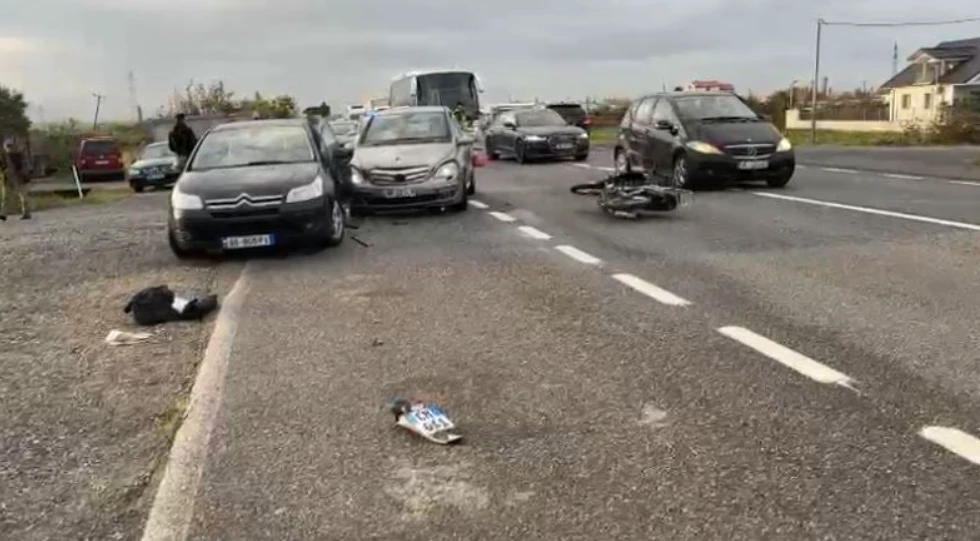 Aksident tragjik në vend! Tre makina bëhen copash, 1 person humb jetën dhe 3 të tjerë në gjendje kritike