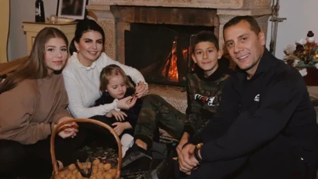 ‘Po na ndanë nga i vetmi prind që kemi…’ Vajza e Mark Frrokut shpërthen keq ndaj Rudina Dembacajt