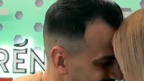 Plasen cokollatat! Cfarë ndodhi mbrëmë mes Brikenës dhe Mateos vec ledhatimeve e fërkimeve? (Video)