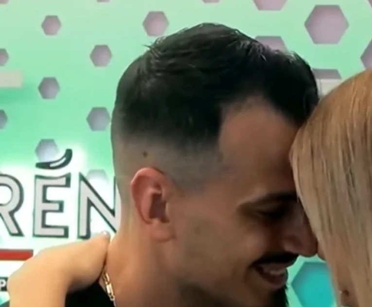 Plasen cokollatat! Cfarë ndodhi mbrëmë mes Brikenës dhe Mateos vec ledhatimeve e fërkimeve? (Video)