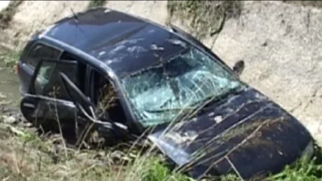 Shmangu përplasjen me mjetin tjetër, makina përfundon në kanal. Shoferi i…