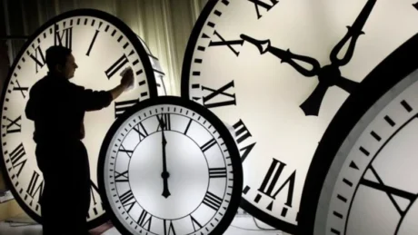 Nesër ndryshon ora, por si do të lëvizin akrepat këtë vit: 60 minuta para apo 60 minuta pas?