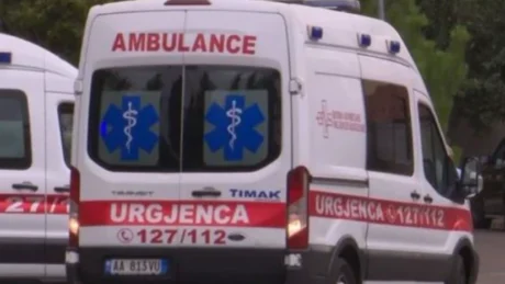 Ngjarje e rëndë/ Vetëhidhet nga kati i dytë i banesës një person dhe…